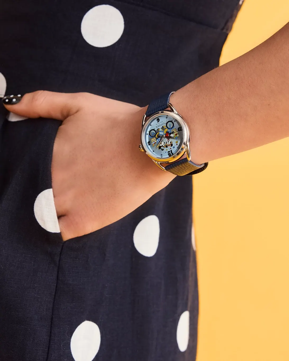 Mickey Mouse and Minnie Mouse Picnic Pedal Blue Dial Leather Strap